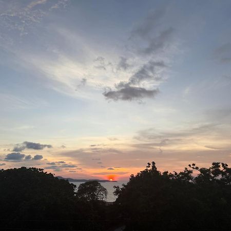 Hostel Friends Station & Cafe Pattaya ภายนอก รูปภาพ