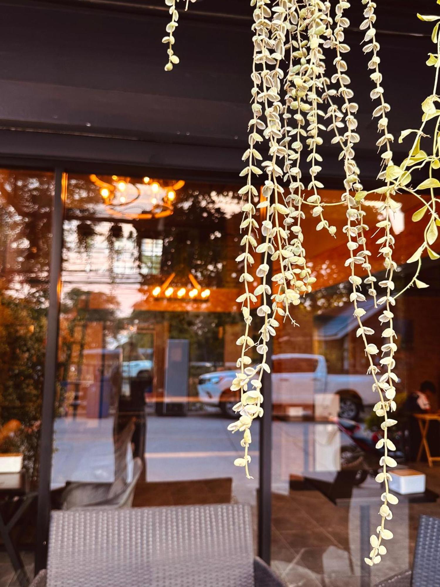 Hostel Friends Station & Cafe Pattaya ภายนอก รูปภาพ