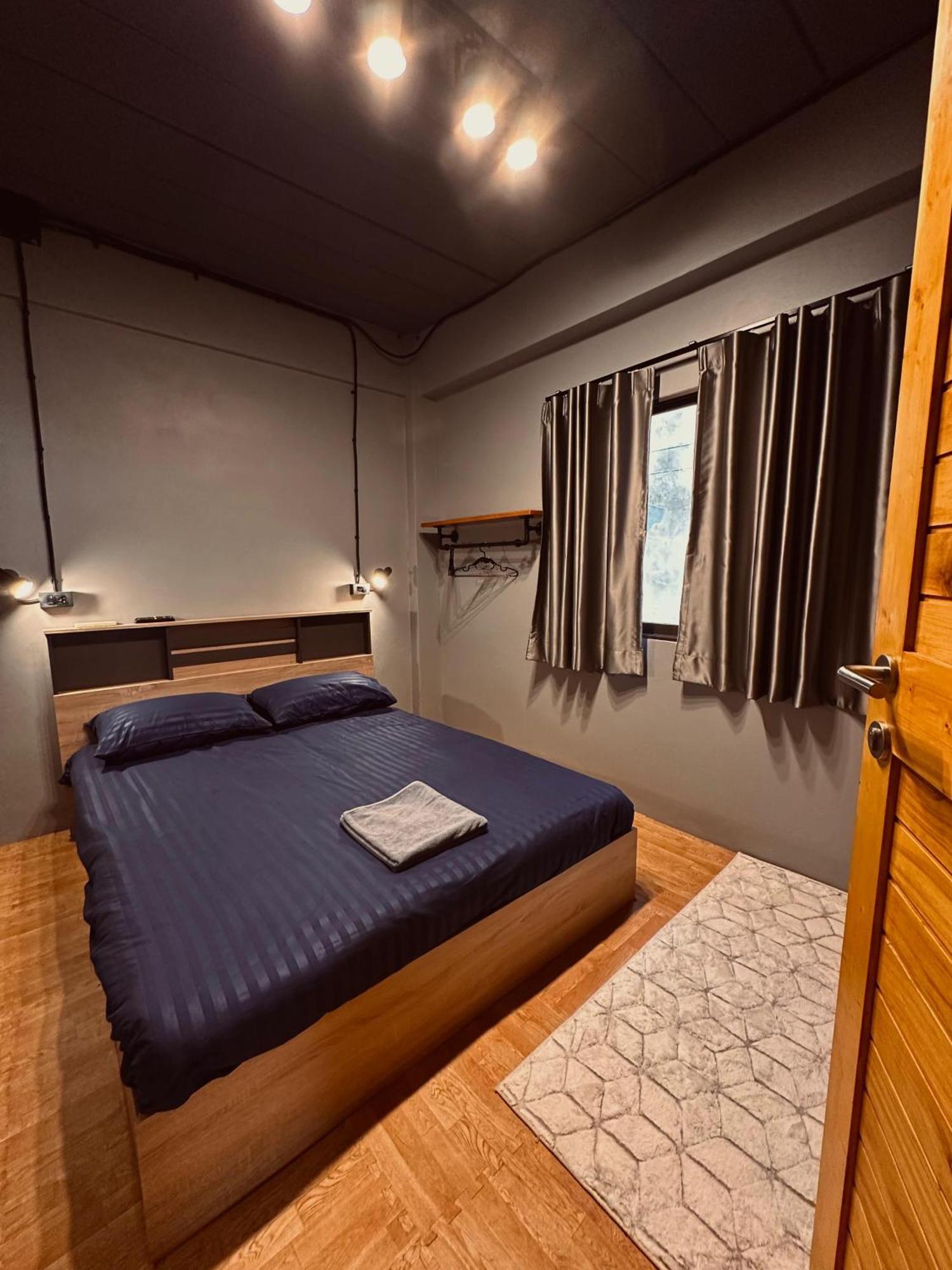 Hostel Friends Station & Cafe Pattaya ภายนอก รูปภาพ