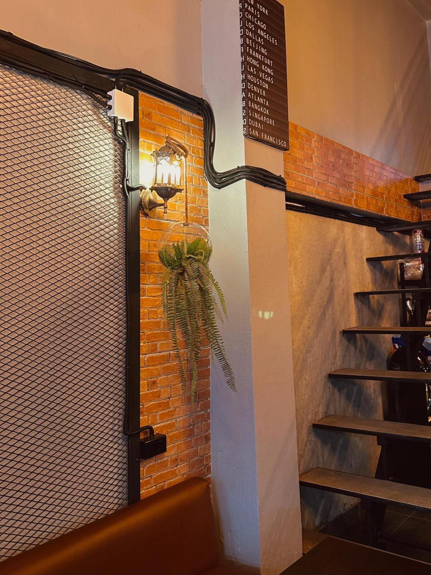 Hostel Friends Station & Cafe Pattaya ภายนอก รูปภาพ