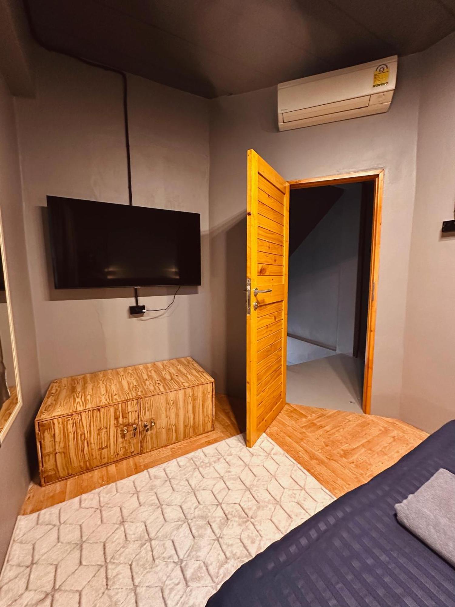 Hostel Friends Station & Cafe Pattaya ภายนอก รูปภาพ