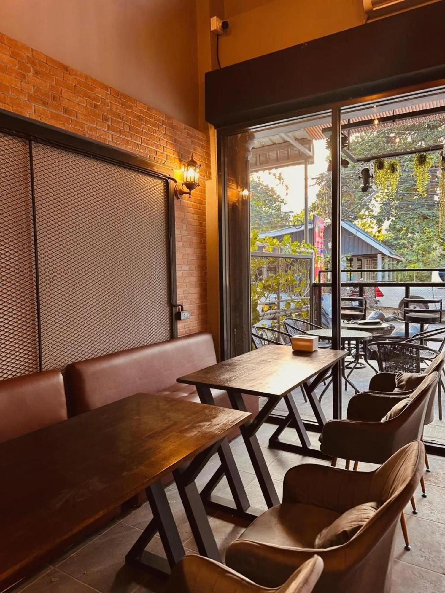 Hostel Friends Station & Cafe Pattaya ภายนอก รูปภาพ