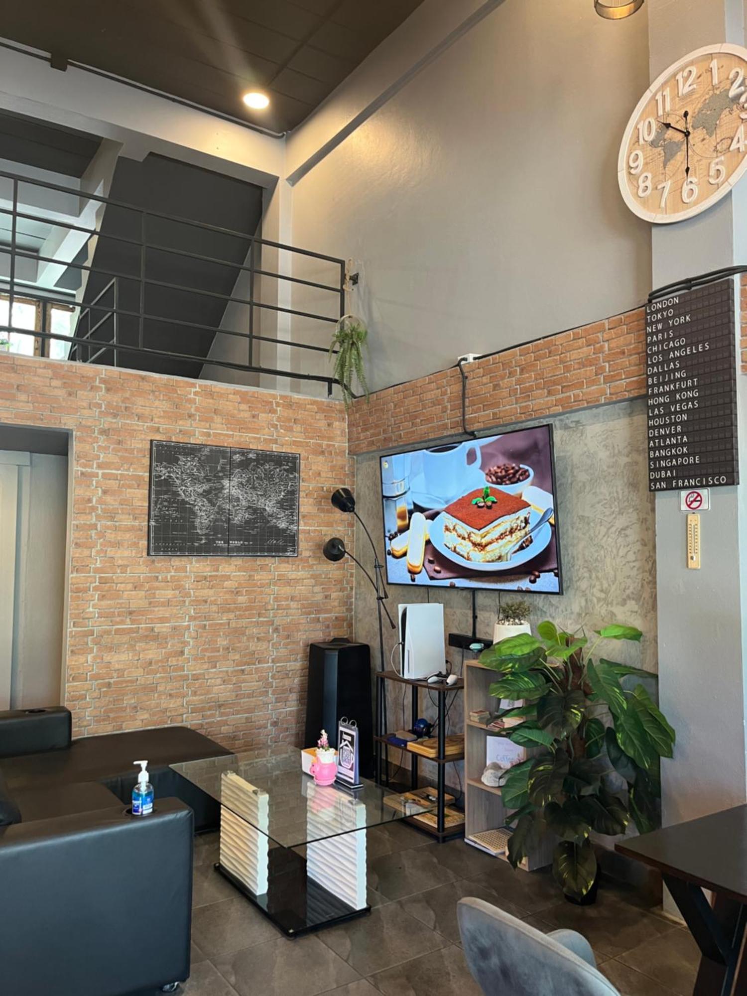Hostel Friends Station & Cafe Pattaya ภายนอก รูปภาพ